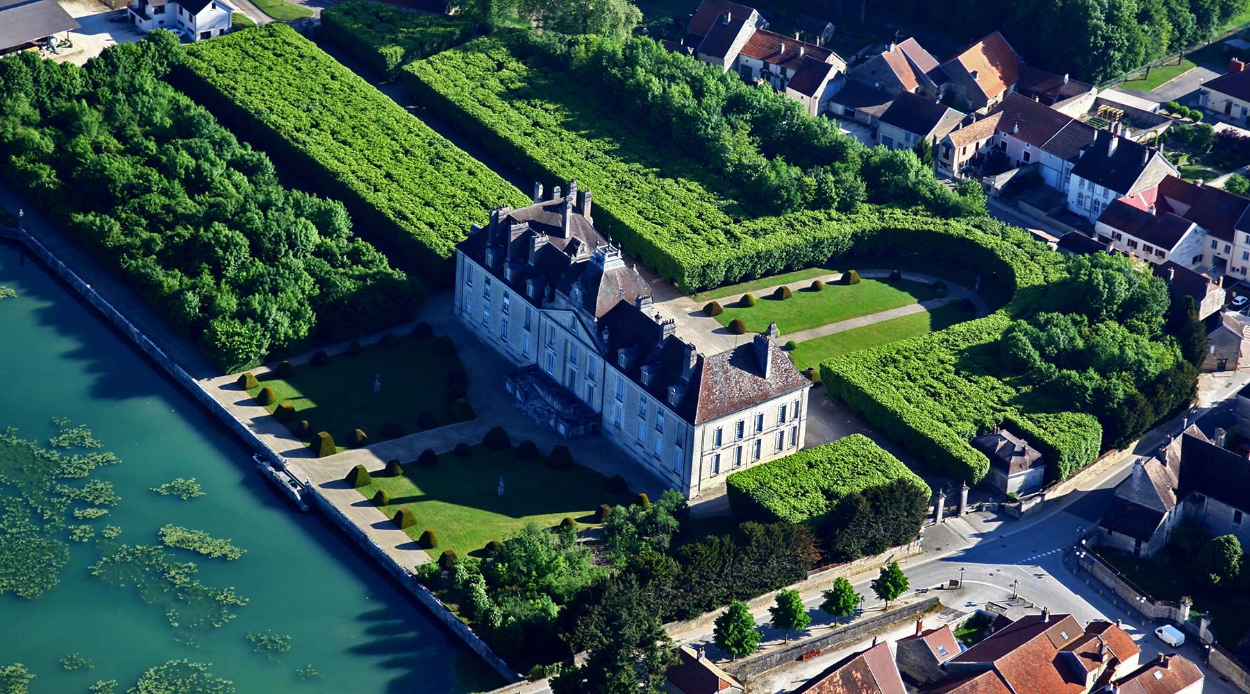 Vue aérienne du château de Fontaine-Française et de ses jardins