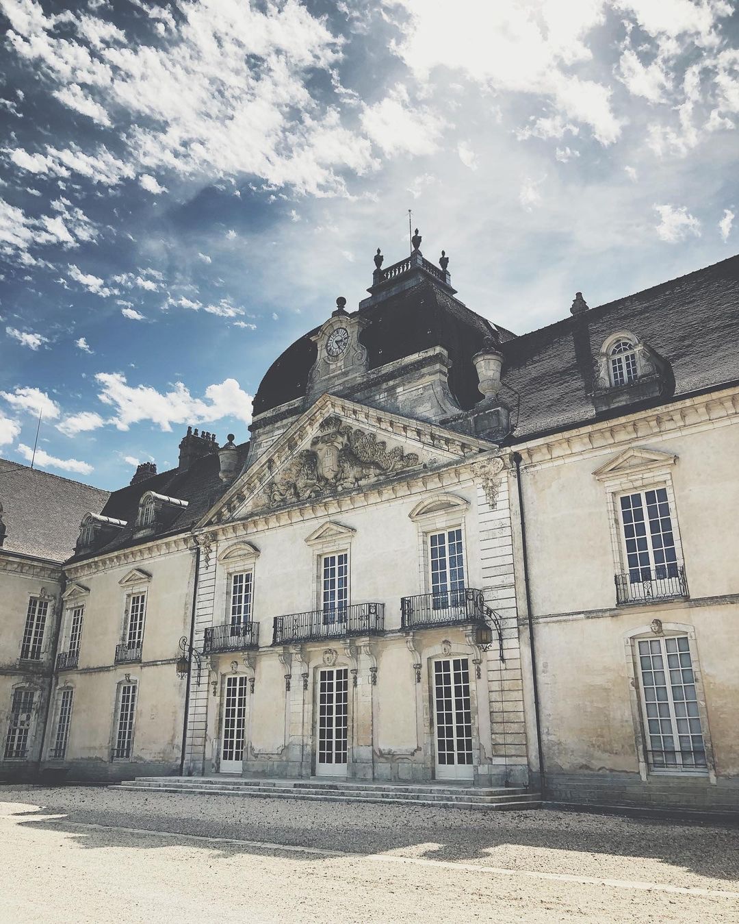 Façade du château de Fontaine-Française depuis la cour