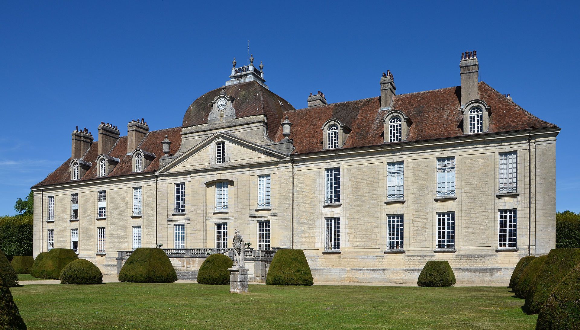 Façade du château de Fontaine-Française